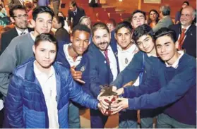  ??  ?? ► Eduardo Cortés y sus alumnos del Colegio Diego Echeverría.