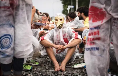  ?? Foto: imago/Tim Wagner ?? Das Bündnis Code Rood blockiert in Groningen die lokale Gasinfrast­ruktur.