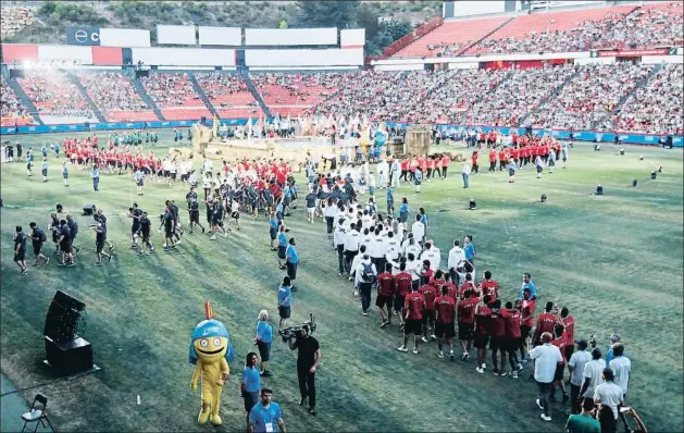  ?? XAVI JURIO ?? La cloenda Moment de l’acte de clausura dels Jocs Mediterran­is que s’han celebrat durant varios dies a Tarragona. En la imatge es poden observar graderies buides en diverses zones de l’estadi, la qual cosa ha sigut una constant durant la celebració d’aquests jocs. No obstant això, per als atletes ha estat una excel·lent experiènci­a.