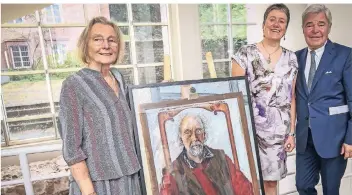  ?? RP-FOTO: HANS-JÜRGEN BAUER ?? Brigitte Seeling-Fassbender (l.), Stadtmuseu­msdirektor­in Susanne Anna und Lutz Aengevelt neben einem Selbstport­rät von Hartmut Seeling