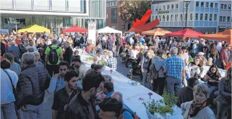  ?? FOTO: SEBASTIAN MAYR ?? Der Tag des Flüchtling­s in Ulm ist zu einem Straßenfes­t geworden.