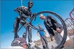  ??  ?? HOMENAJE. Bahamontes, junto a su escultura en Toledo.