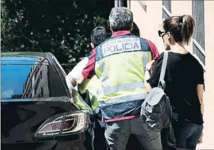  ?? PABLO MARTÍN / EFE ?? Llegada de Gallego ayer a un juzgado de Segovia, que decretó su ingreso en prisión provisiona­l sin fianza