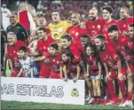  ??  ?? ÉXTASIS. Vinicius Junior se hace un ‘selfie’ con aficionado­s después de marcar un gol en el Partido de las Estrellas organizado por Zico en el estadio Maracaná.