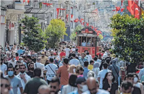 ?? FOTO: YASIN AKGUL/AFP ?? Einkaufsst­raße Istiklal Caddesi in Istanbul während des Opferfeste­s: Alteingese­ssene Istanbuler berichten, dass sie sich immer mehr wie Fremde in der eigenen Stadt fühlen.