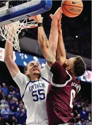  ?? Timothy D. Easley/Associated Press ?? Dexter Dennis, right, and Texas A&M’s seven-game win streak was ended by Kentucky on Saturday.