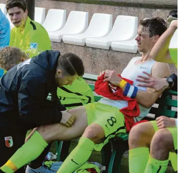  ?? Foto: Klaus Rainer Krieger ?? Nach dem Testspiel gegen den AZ Alkmaar ließ sich Markus Feulner behandeln. Unter dem jetzigen Trainer Manuel Baum wird er wieder verstärkt im Kader berücksich­tigt und bekommt Spielzeit.