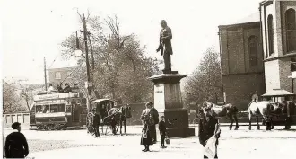  ??  ?? This early 1900s picture shows St Peter’s on the right with old trams and horse-draw cabs outside and the original site of Cobden’s statue. Also, behind the wall, the old rectory now demolished Image from Stockport Heritage Magazine