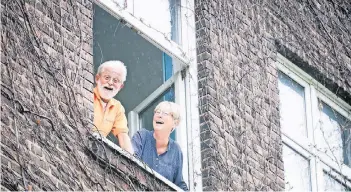  ?? FOTO: UTE GABRIEL ?? Andrea Legrand und Friedhelm Klemmer am Fenster des Probenraum­s an der Schwarzenb­erger Straße in Hochemmeri­ch.