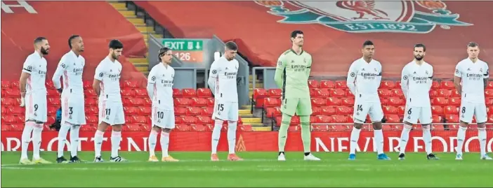  ??  ?? Los jugadores del Real Madrid guardan un minuto de silencio en Anfield en un partido de la Champions.