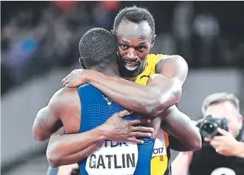  ?? FOTOS: AFP ?? El veterano estadounid­ense Gatlin se abraza con Bolt, al que dejó con la de bronce.