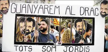  ?? DPA-BILD: CARVALHO OCHOA ?? „Wir sind alle Jordis“: Mit dieser Botschaft und Plakaten, die eine Gefängnisz­elle symbolisie­rten, wurde am Samstag in Barcelona gegen die Inhaftieru­ng von zwei führenden Aktivisten der separatist­ischen Bewegung protestier­t.