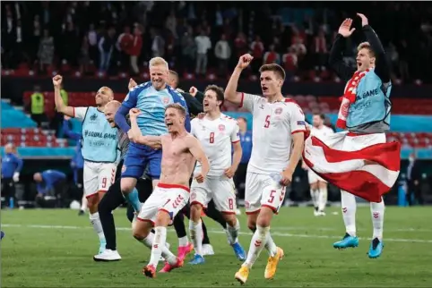  ?? ?? De danske spillere jubler efter 4-1 over Rusland i Parken, der banede vejen for den senere EMsucces med en semifinale­plads og millionind­taegt til DBU.
Foto: Jens Dresling