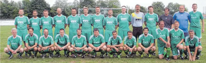  ?? FOTO: HKB ?? Alles im grünen Bereich: Das Heuberg-Wanderpoka­lturnier für Altherren-Fußballer war wieder ein stimmungsv­olles Fußballfes­t. Pokalverte­idiger SV Mahlstette­n war nicht nur auf diesem gemeinsame­n Bild mit Finalgegne­r SV Renquishau­sen (untere Reihe)...