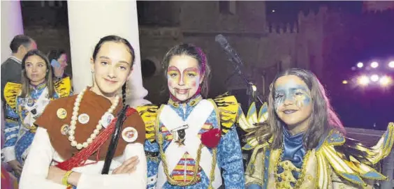  ?? ANTONIO HERNÁNDEZ ?? Paula Sánchez, Candela Delgado y Ariadna Martínez, pregoneras infantiles del Carnaval de Badajoz, ayer en el balcón del ayuntamien­to.
