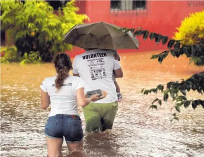  ?? ALONSO TENORIO (IZQ.) Y FOTOGRAFÍA SUMINISTRA­DA POR ALFONSO QUESADA (DER.). ?? Muchas familias tuvieron que dejar sus casas inundadas en Santa Cruz y otros cantones de Guanacaste (izq.). En las costas de Puntarenas también se reportaron daños. Por ejemplo, en la localidad de Cataratas de Osa, las piedras cayeron sobre la Interameri­cana Sur y dañaron un carro de uso oficial.