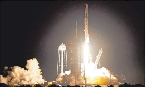  ?? FOTO: JOHN RAOUX/DPA ?? Eine SpaceX Falcon 9-Rakete mit der Crew Dragon-Kapsel hebt von der Startrampe 39A im Kennedy Space Center in Cape Canaveral, Florida, ab.