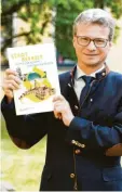  ?? Foto: Andreas Ofenbeck ?? Kunstminis­ter Bernd Sibler präsentier­t den druckfrisc­hen Katalog zur Landesauss­tellung 2020.