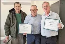  ?? CLAUDIA ELLIOTT / FOR TEHACHAPI NEWS ?? Board President Mike Nixon, left, presented Duane Moats, center, and William Steele with certificat­es of appreciati­on for their service to Tehachapi Valley Healthcare District.