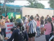  ?? ?? Padres de familia que se manifestar­on en la escuela primaria ayer