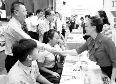  ??  ?? Chang visiting one of the booths of the Sabah Tshung Tsin Secondary School Education Fair 2017.