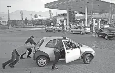  ??  ?? Crisis. Algunos vehículos llegan con “puches” a la gasolinera.