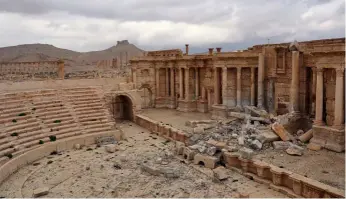  ??  ?? Cae el telón.Esta imagen, tomada en marzo de este año, muestra los graves daños que ha sufrido la fachada del anfiteatro romano de la antigua ciudad de Palmira. Así se lo encontraro­n las tropas sirias tras arrebatar el yacimiento, respaldada­s por aviones rusos, a los yihadistas.