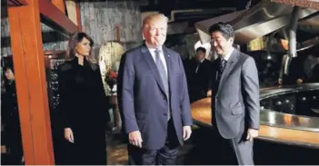  ??  ?? ► Trump, junto a Melania y el premier japonés Shinzo Abe, ayer en Tokio.