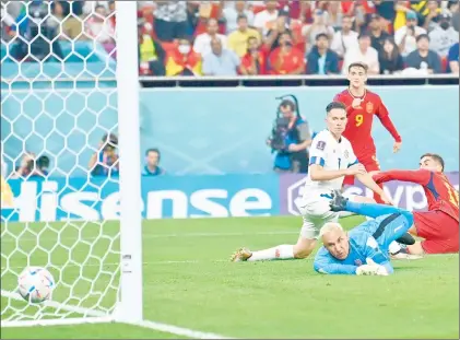  ?? Foto Afp ?? El español Gavi (9) se convirtió en el tercer jugador más joven en marcar durante un Mundial, pero además fue el alma de los ibéricos, lo que contrastó con la errática actuación del portero tico Keylor Navas.