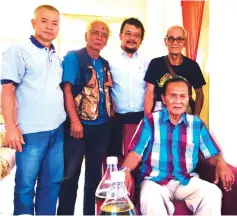  ??  ?? Awang (seated) in a group photo with visiting DAP Sri Aman leaders led by Leon (third left).