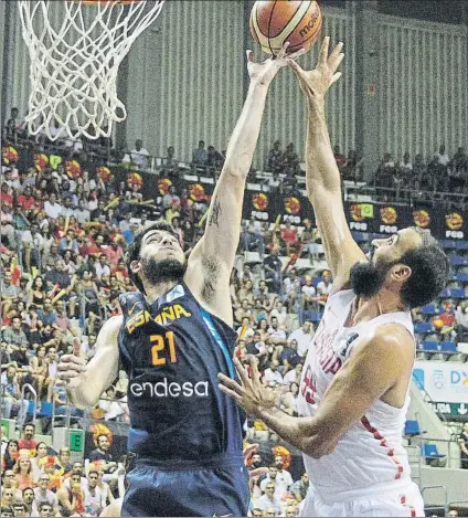  ?? FOTO: EFE ?? Alex Abrines, alero de la selección española, luchando por un rebote con Makram Romdhane, de Túnez