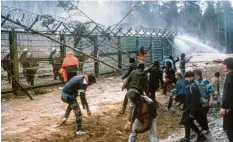  ?? Archivfoto: Istvan Bajzat, dpa ?? Das Archivbild von 1986 zeigt Demonstran­ten, die am Bauzaun der damals geplanten atomaren Wiederaufb­ereitungsa­nlage (WAA) Wackersdor­f in der Oberpfalz gegen die Polizei kämpfen.