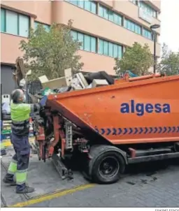  ?? ERASMO FENOY ?? Operarios de Algesa trabajando en Algeciras.