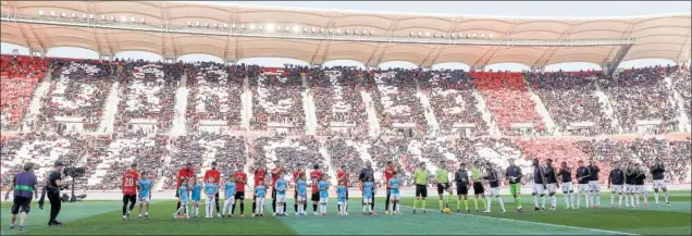 ?? ?? Los jugadores de Mallorca y Real Madrid saludan antes de empezar el partido a los 23.244 aficionado­s que casi llenaron a tope las gradas de Son Moix.