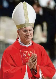  ?? Foto: Alessandro Di Meo, dpa ?? Damals war er noch Staatssekr­etär Seiner Heiligkeit: Kardinal Tarcisio Bertone bei einer heiligen Messe im Jahr 2012.