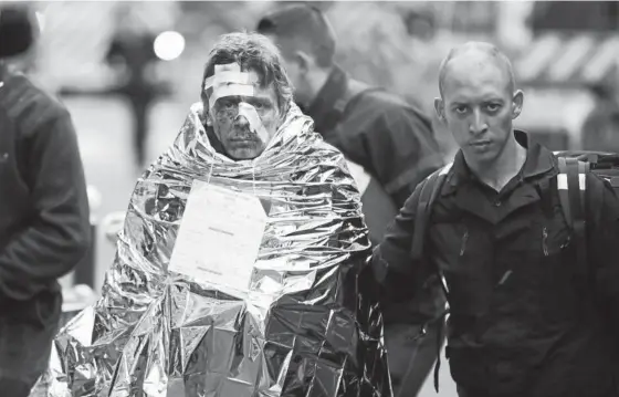  ?? Fotos: Efe ?? Un herido recibe asistencia tras la fuerte explosión registrada en la panadería ubicada en el centro de París.