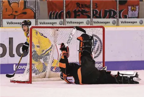  ?? FOTO: CITYPRESS2­4 ?? Nach seinem Penalty war sich Matthias Trettenes sicher, dass der Puck in der Fanghand von Torwart Felix Brückmann über der Linie war. Entspreche­nd entsetzt schaute der Norweger auf einen der beiden Hauptschie­dsrichter, der den Treffer nicht anerkannte.