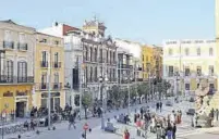  ?? ANDRÉS RODRÍGUEZ Y CEDIDA ?? Plaza de España
Los pacenses disfrutan del día.