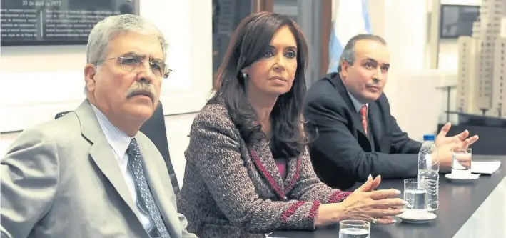  ?? TELAM ?? Hay equipo. La ex presidenta Cristina Fernández, flanqueada por su ministro de Planificac­ión, Julio De Vido, y el secretario de Obras Públicas, José López, en una foto de 2010.