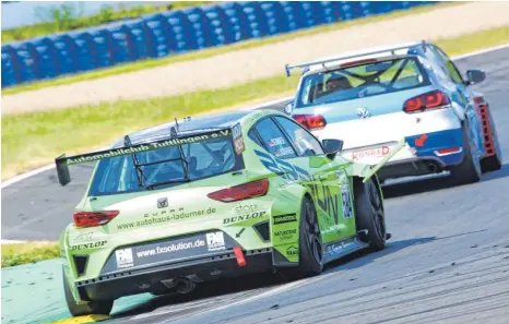  ?? FOTO: GREENLION MOTORSPORT ?? Hinterher fahren? Wenn es nach Christian Ladurner und Sebastian Sommer vom Tuttlinger Motorsport­team Greenlion geht, wollen sie am Samstag auf dem Lausitzrin­g nach einer guten Qualifikat­ion lieber in der Spitzengru­ppe mitfahren und höchstens langsamere...