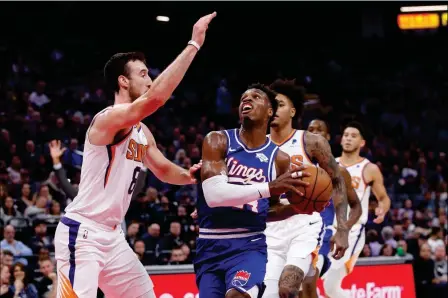  ?? ASSOCIATED PRESS ?? SACRAMENTO KINGS GUARD BUDDY HIELD (RIGHT) GOES TO THE BASKET AGAINST PHOENIX SUNS Tuesday’s game in Sacramento, Calif. forward Frank Kaminsky (lef) during the first quarter of