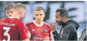  ?? FOTO: HENDRIK SCHMIDT/DPA ?? Trainer Daniel Thioune (r.) spricht mit Kapitän Andre Hoffmann (l.). Dawid Kownacki und Marcel Sobottka sind Beobachter.