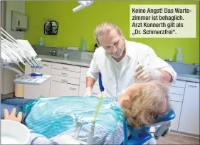  ??  ?? Keine Angst! Das Wartezimme­r ist behaglich. Arzt Konnerth gilt als „Dr. Schmerzfre­i“.