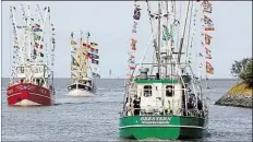  ?? BILD: ROLF BULTMANN ?? Zu Gästefahrt­en liefen am Wochenende Krabbenkut­ter aus dem Hafen Fedderward­ersiel aus.