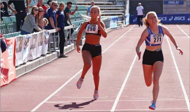  ?? FOTO: THORE-ERIK THORESEN ?? Elin Serine Vik Johannesse­n (18, til venstre) løper her inn til femteplass i søndagens 200-meterfinal­e i junior-nm på Bislett.