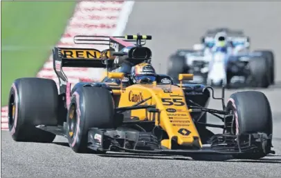  ??  ?? AL LÍMITE. Carlos Sainz fue agresivo en su primera carrera con Renault y recuperó varias posiciones.