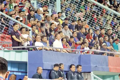  ??  ?? PETER antara ribuan penyokong memberi sokongan kepada Tambadau Sabah menentang JDT II di Stadium Pasir Gudang Johor, Jumaat lalu. Tambadau menang perlawanan itu 1-0 sekali gus mengesahka­n tempat ke Liga Super musim depan.