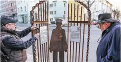  ??  ?? Das Erinnerung­szeichen steht an der Rather Straße gegenüber der Einfahrt zur Merziger Straße.