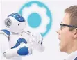  ?? FOTO: DPA ?? Der Roboter Nao spricht auf der Cebit mit einem Menschen.