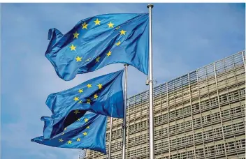  ?? FOTO: MICHAEL KAPPELER/DPA ?? Europaflag­gen wehen vor dem Sitz der EU-Kommission in Brüssel. Im Streit um den EU-Haushalt haben die Verhandlun­gsführer des Europäisch­en Parlaments und der Mitgliedst­aaten einen Kompromiss erzielt.